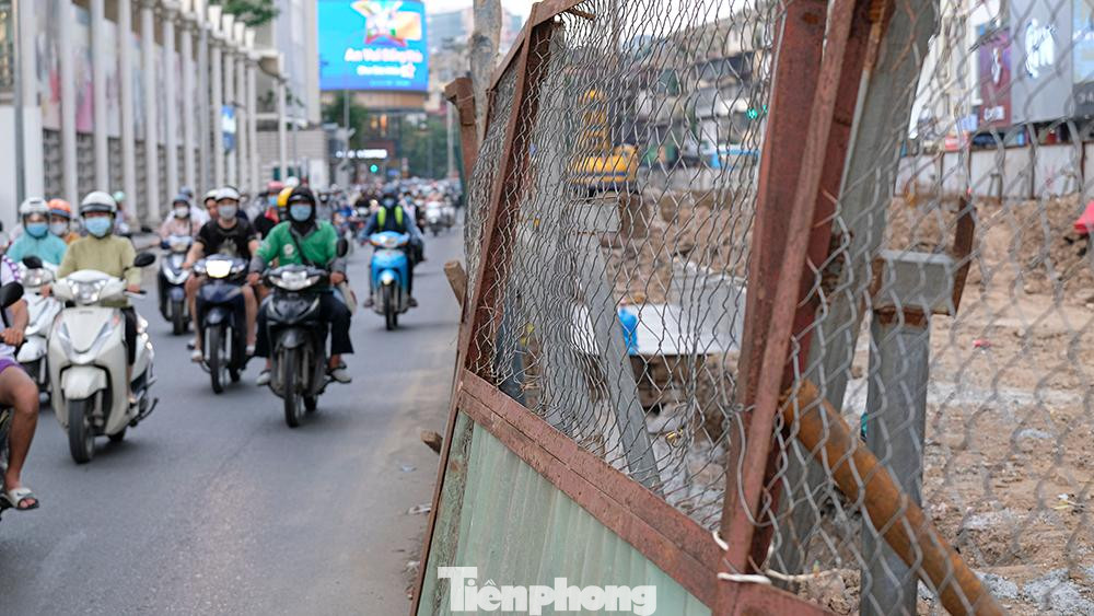 Hàng rào, vách tôn của công trình chiếm phần lớn diện tích lòng đường đã lâu ngày, nay nghiêng ngả ra phần đường dành cho các phương tiện tham gia giao thông.