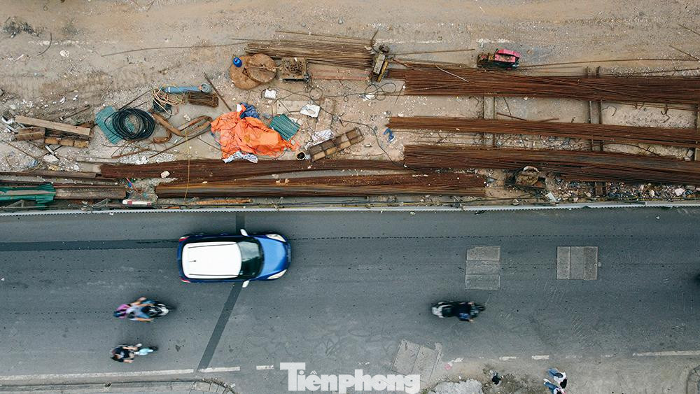 Rào chắn của công trường chiếm phần lớn lòng đường, bên trong sắt thép xây dựng chuyển màu rỉ sét.