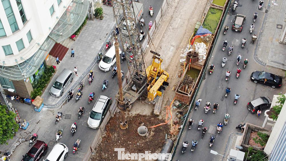 Mấy ngày nay, dù thời tiết có dịu mát hơn, xong toàn bộ dự án của công trình xây dựng cầu vượt này chỉ có lác đác vài ba công nhân đang làm việc.
