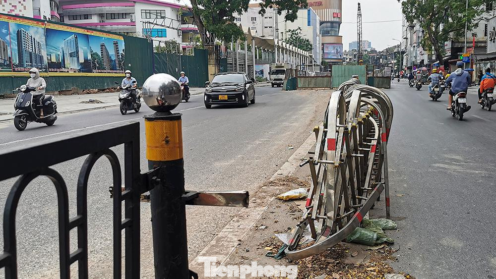 Rào chắn bằng inox, khu vực sẽ là đường dẫn lên cầu phía đường Chùa Bộc xô lệch, nhếch nhác.