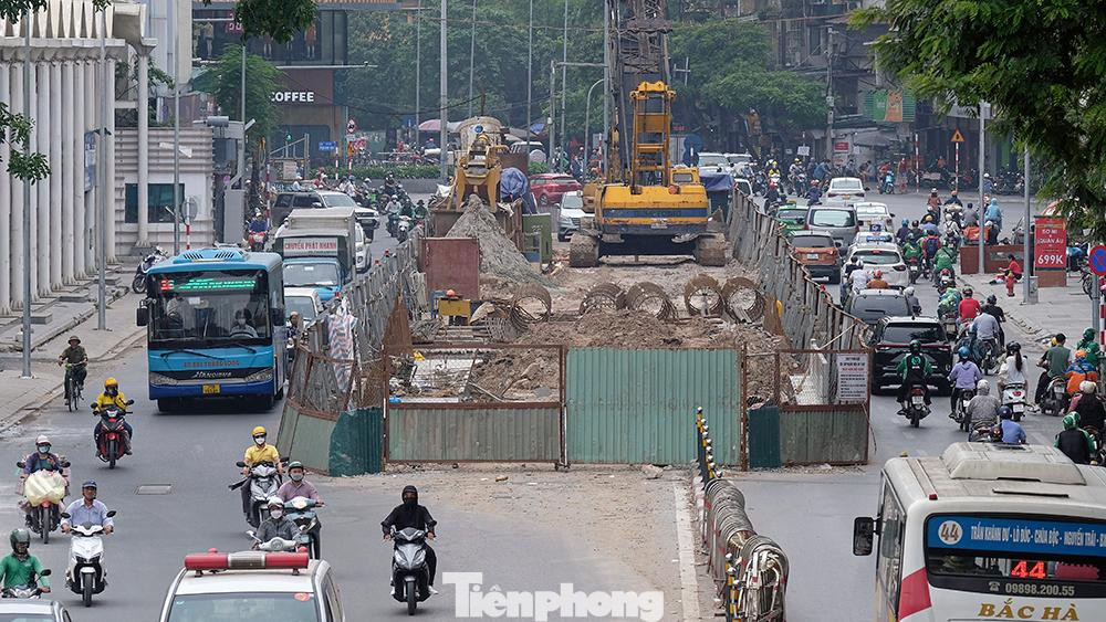Theo dự kiến, công trình sẽ hoàn thiện vào ngày hôm nay (30/6/2022), tuy nhiên hiện nay chưa ai nhìn thấy hình hài của cây cầu có hình dáng chữ C theo như thiết kế.