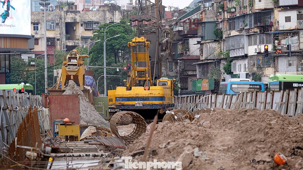 "Với tình trạng thi công cầm chừng như hiện nay, không biết khi nào lòng đường mới được trả lại như trước và tình trạng ùn tắc giao thông vào bất cứ thời điểm nào trong ngày được giải phóng". Chị Tuyết, chủ một cửa hàng bán quần áo thời trang trên đường Chùa Bộc cho biết.