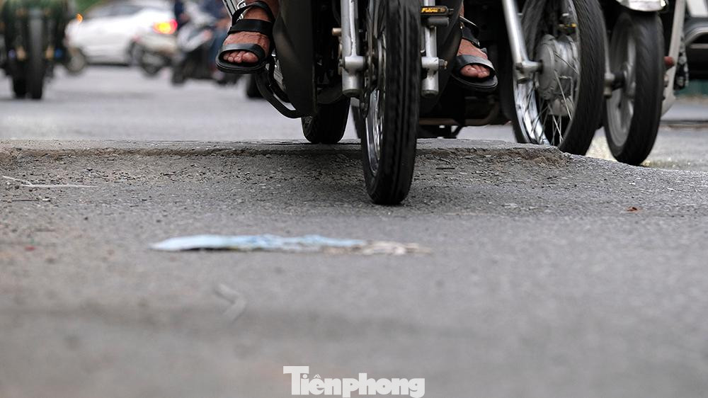 Phần mặt đường, nắp cống trên phần đường thuộc đường Chùa bộc nhô cao đến cả chục centimet khiến phương tiện qua lại tiềm ẩn mất an toàn giao thông.