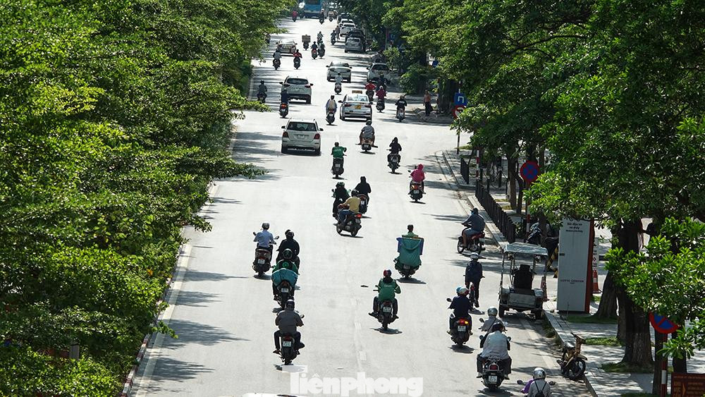 Những ngày qua, thời tiết ở Bắc Bộ và Trung Bộ nắng nóng gay gắt. Ngay từ sáng sớm, đường phố Hà Nội đã nắng như thiêu. Những ngày qua, thời tiết ở Bắc Bộ và Trung Bộ nắng nóng gay gắt. Ngay từ sáng sớm, đường phố Hà Nội đã nắng như thiêu.
