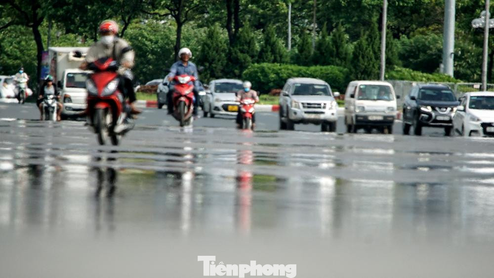 Ghi nhận tại một số tuyến đường như Văn Cao, Đại lộ Thăng Long, quảng trường SVĐ Mỹ Đình, đường Phạm Hùng... nắng nóng gay gắt khiến một số người tham gia giao thông nhìn thấy ảo ảnh của vật thể giống như vũng nước. Ghi nhận tại một số tuyến đường như Văn Cao, Đại lộ Thăng Long, quảng trường SVĐ Mỹ Đình, đường Phạm Hùng... nắng nóng gay gắt khiến một số người tham gia giao thông nhìn thấy ảo ảnh của vật thể giống như vũng nước.
