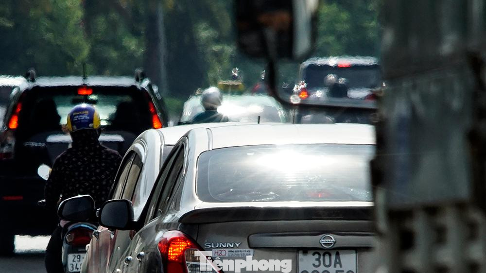 "Mặt trời" trên kính xe. "Mặt trời" trên kính xe.