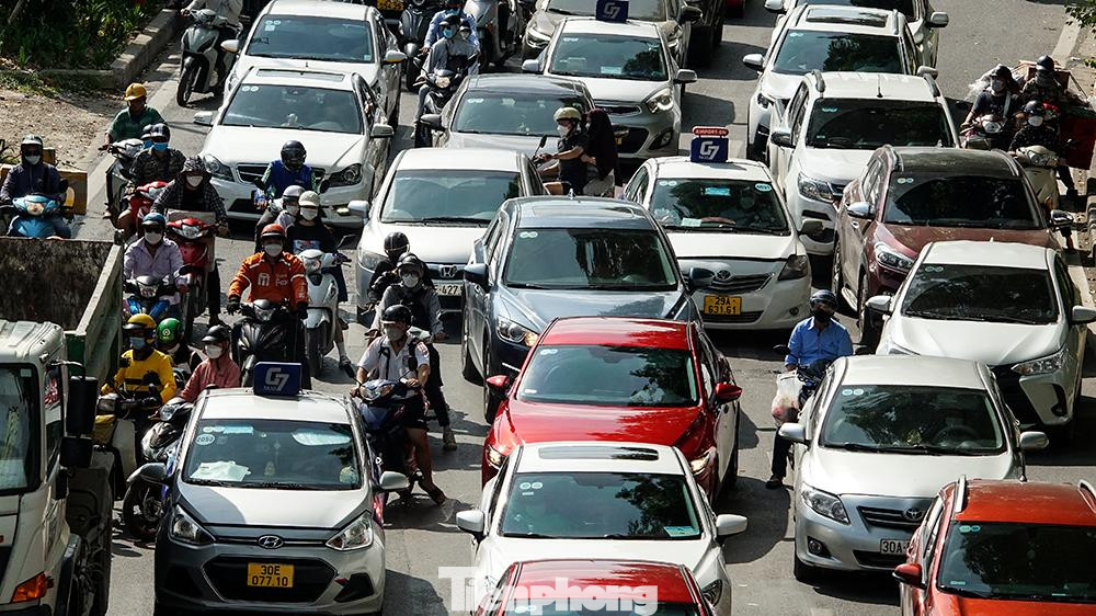 Những ngày nắng nóng như thế này, mỗi ngã tư trở thành "chảo lửa" khi dừng đèn đỏ bởi nhiệt độ tăng cao khủng khiếp. Những ngày nắng nóng như thế này, mỗi ngã tư trở thành "chảo lửa" khi dừng đèn đỏ bởi nhiệt độ tăng cao khủng khiếp.