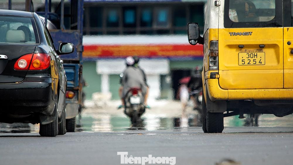 Vào những ngày nắng nóng, di chuyển trên đường mọi người thường nhìn thấy như có vũng nước, hoặc bóng của vật thể ở phía trước, nhưng đến gần không phải. Trong ảnh: Ảo ảnh trên đường Lê Đức Thọ (Cầu Giấy, Hà Nội). Vào những ngày nắng nóng, di chuyển trên đường mọi người thường nhìn thấy như có vũng nước, hoặc bóng của vật thể ở phía trước, nhưng đến gần không phải. Trong ảnh: Ảo ảnh trên đường Lê Đức Thọ (Cầu Giấy, Hà Nội).
