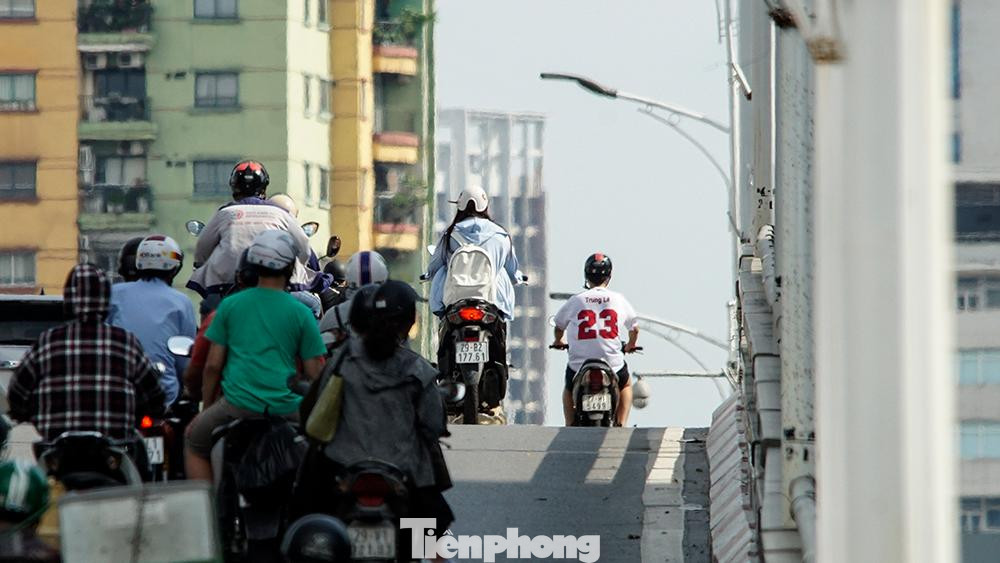 Hôm nay (3/7), nhiệt độ ngoài trời tăng cao ngay từ lúc 7h. Hôm nay (3/7), nhiệt độ ngoài trời tăng cao ngay từ lúc 7h.