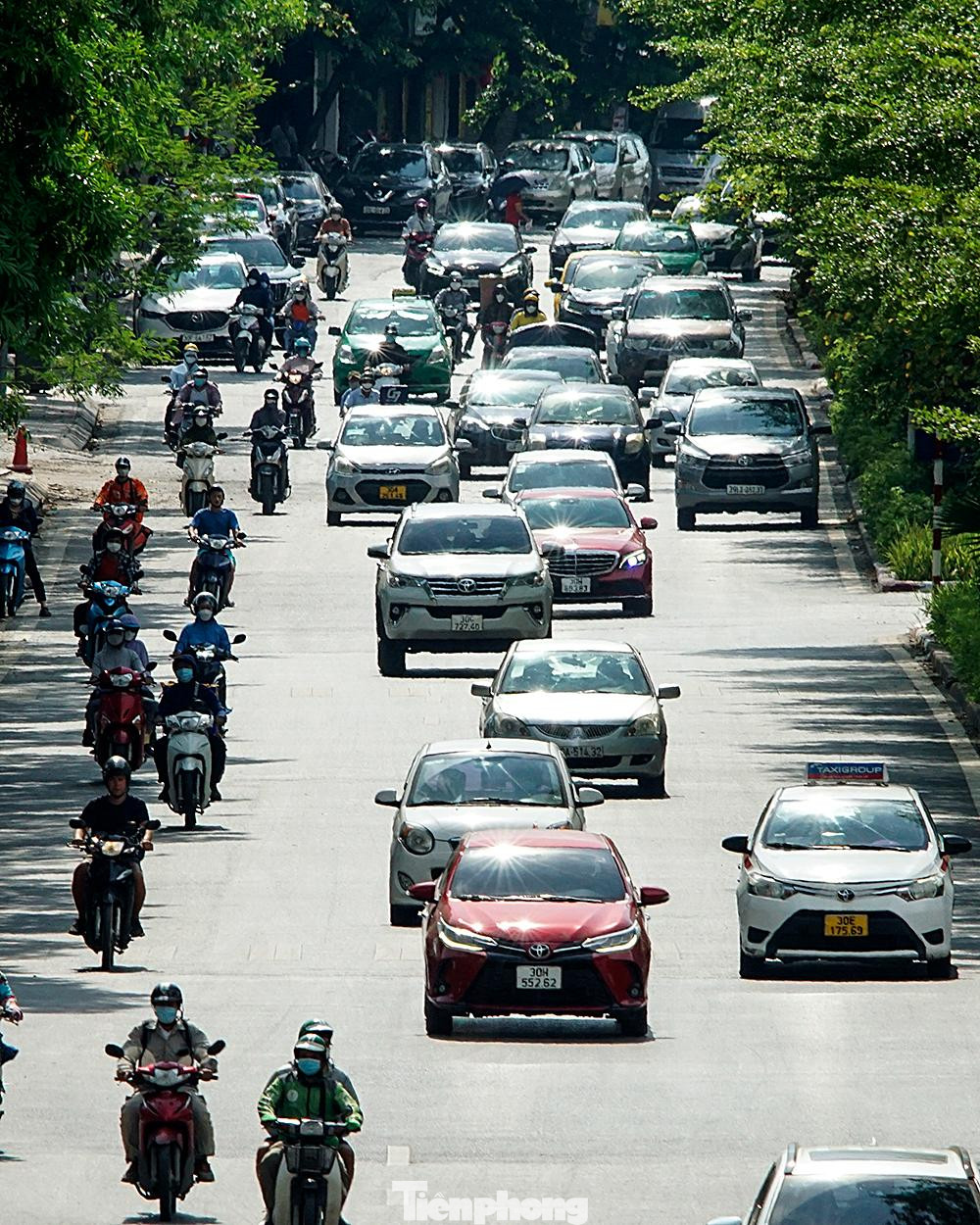 Ánh nắng chiếu vào kính xe ô tô khi lưu thông trên đường nắng nóng. Ánh nắng chiếu vào kính xe ô tô khi lưu thông trên đường nắng nóng.