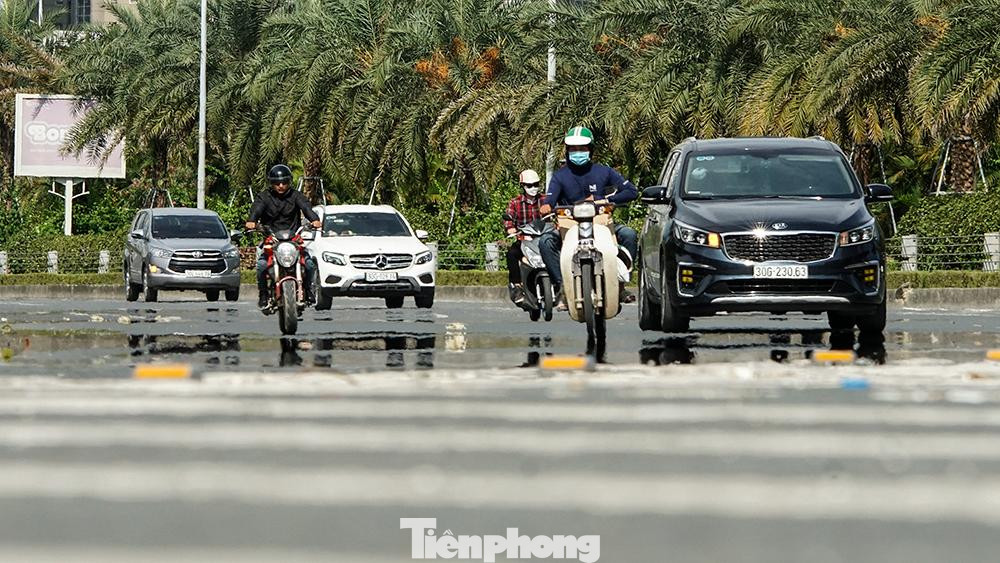 Hiện tượng phản xạ toàn phần khiến người đi đường trong ngày nắng nóng nhìn thấy ảo ảnh của vật thể giống như vũng nước. Trong ảnh: Đại lộ Thăng Long ghi nhận vào thời điểm hơn 9 giờ sáng nay. Hiện tượng phản xạ toàn phần khiến người đi đường trong ngày nắng nóng nhìn thấy ảo ảnh của vật thể giống như vũng nước. Trong ảnh: Đại lộ Thăng Long ghi nhận vào thời điểm hơn 9 giờ sáng nay.