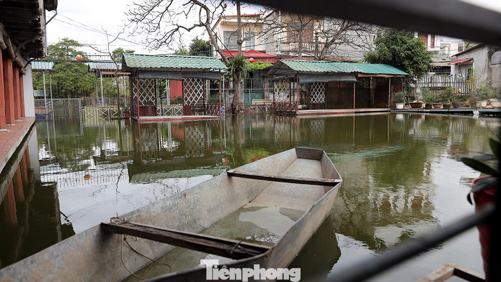 Hồ có dãy chòi lá được dựng lên để làm dịch vụ câu cá giải trí thu tiền.