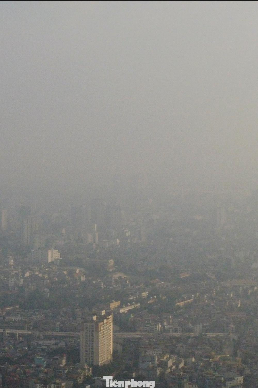 Điểm 556 Nguyễn Văn Cừ (quận Long Biên) không khí ô nhiễm ở mức đỏ - những người bình thường bắt đầu có các ảnh hưởng tới sức khỏe, nhóm người nhạy cảm có thể gặp những vấn đề sức khỏe nghiêm trọng hơn. Điểm Chi cục Bảo vệ môi trường (quận Đống Đa) ở mức cam.