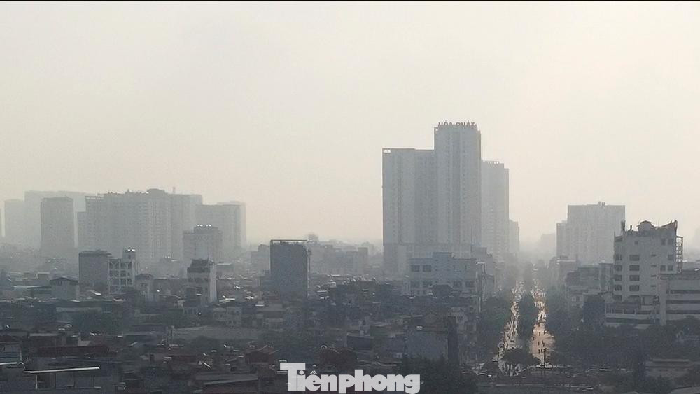 Thời điểm lúc hơn 9 giờ sáng, ứng dụng VN Air của Tổng cục Môi trường (Bộ Tài nguyên và môi trường) ghi nhận cả 2 điểm quan trắc tại Hà Nội đều ô nhiễm.