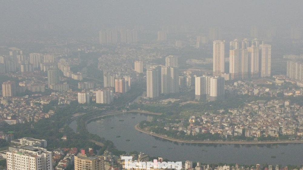 Trên ứng dụng AirVisual (sản phẩm của Tổ chức IQAir sở hữu lượng dữ liệu tổng hợp rất lớn về chất lượng không khí, có trụ sở chính tại Thụy Sĩ), một số điểm quan trắc ở Hà Nội xuất hiện ô nhiễm ở mức đỏ. Đặc biệt, điểm quan trắc tại khu vực Hồ Linh Đàm và một số điểm tại quận Hoàng Mai ở mức tím - rất có hại cho sức khỏe.