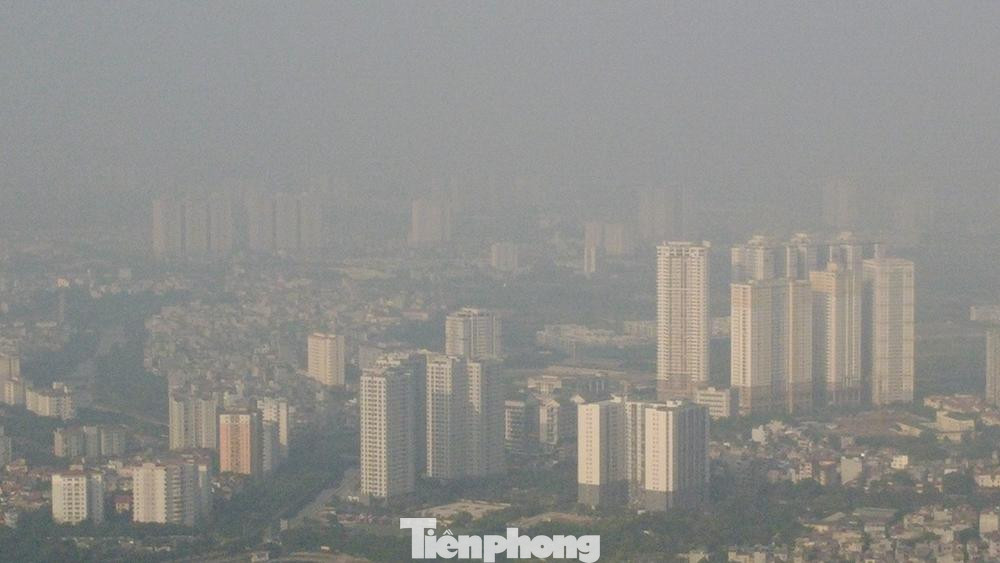 Theo các chuyên gia môi trường, ngoài các tác động của thời tiết, để ngăn ngừa và kiểm soát được hiện tượng ô nhiễm không khí phải giảm được lượng khí hydrocacbon và nitrogen oxides thải ra từ động cơ xe, quá trình sản xuất công nghiệp, người dân có thể thực hiện một số biện pháp đơn giản gồm trồng cây xanh, tránh ở ngoài khi trời nắng nóng, oi bức.