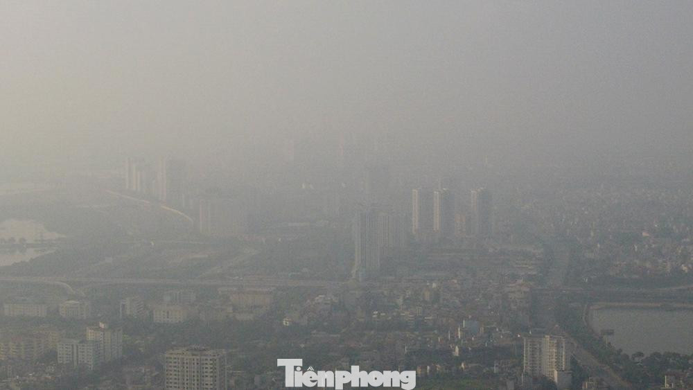 Các chuyên gia khuyến cáo, khi không khí ô nhiễm, nhóm người bình thường nên giảm các hoạt động mạnh khi ở ngoài trời, tránh tập thể dục kéo dài. Những người thấy có triệu chứng đau mắt, ho hoặc đau họng… nên cân nhắc giảm các hoạt động ngoài trời.