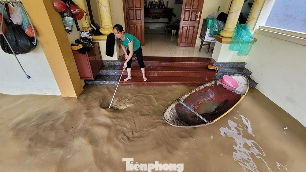Đến sáng nay (9/9), nhiều hộ gia đình vẫn bị nước lũ bủa vây. Trong ảnh: Nước rút đến đâu, người dân phải tranh thủ dọn dẹp và thau rửa đến đó.