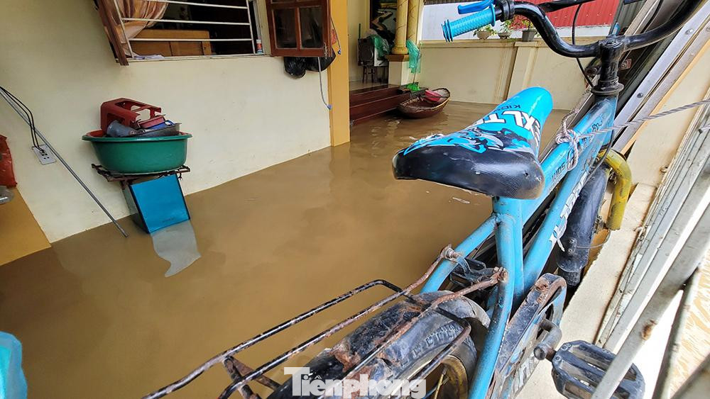 Đồ đạc được người dân Bùi Xá treo lên hàng rào sắt trước cửa nhà.