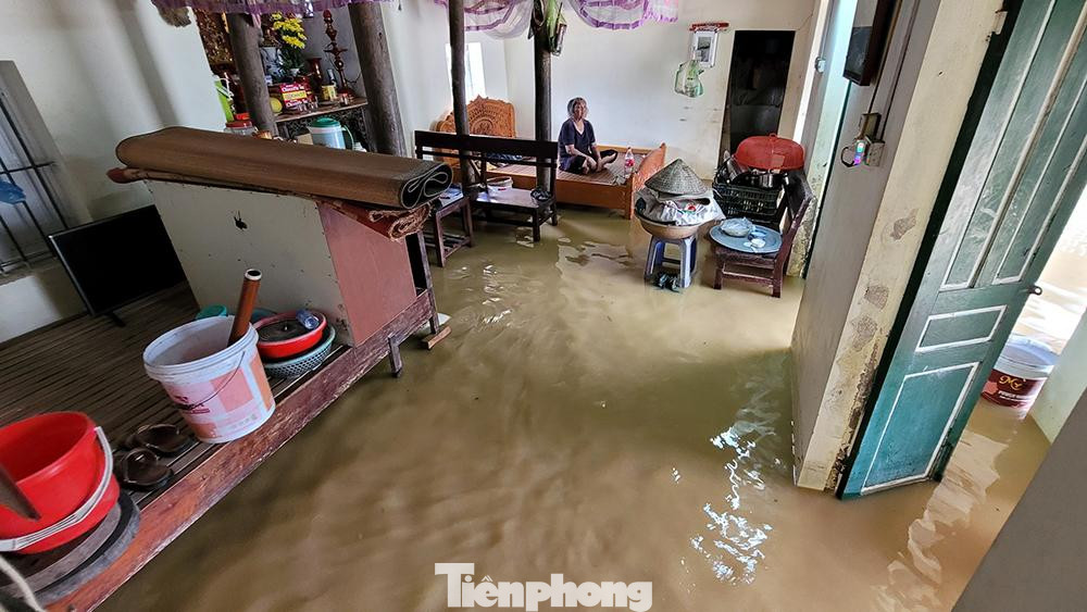 Cũng trong đêm qua, chính quyền địa phương cũng huy động lực lượng chức năng cùng nhân dân dùng bao tải cát ngăn nước từ sông Bùi tràn vào làng. Bên cạnh đó cũng hỗ trợ người dân kê cao đồ đạc để tránh bị nước lũ làm ngập gây hư hại.