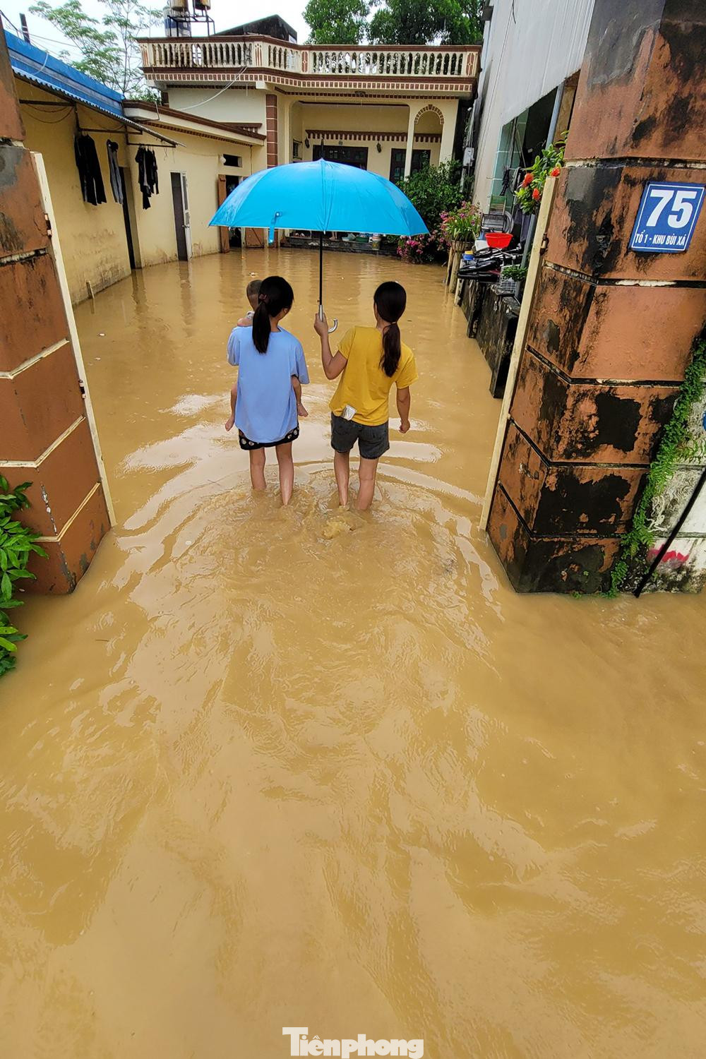 Trước đó, hồi năm 2017, 2018, mưa lớn nhiều ngày khiến nước lũ rừng ngang về nhiều đã gây ra sự cố tràn đê sông Tả Bùi trên địa bàn huyện Chương Mỹ (Hà Nội) gây ngập lụt nhiều khu vực trũng, thấp trên địa bàn huyện.