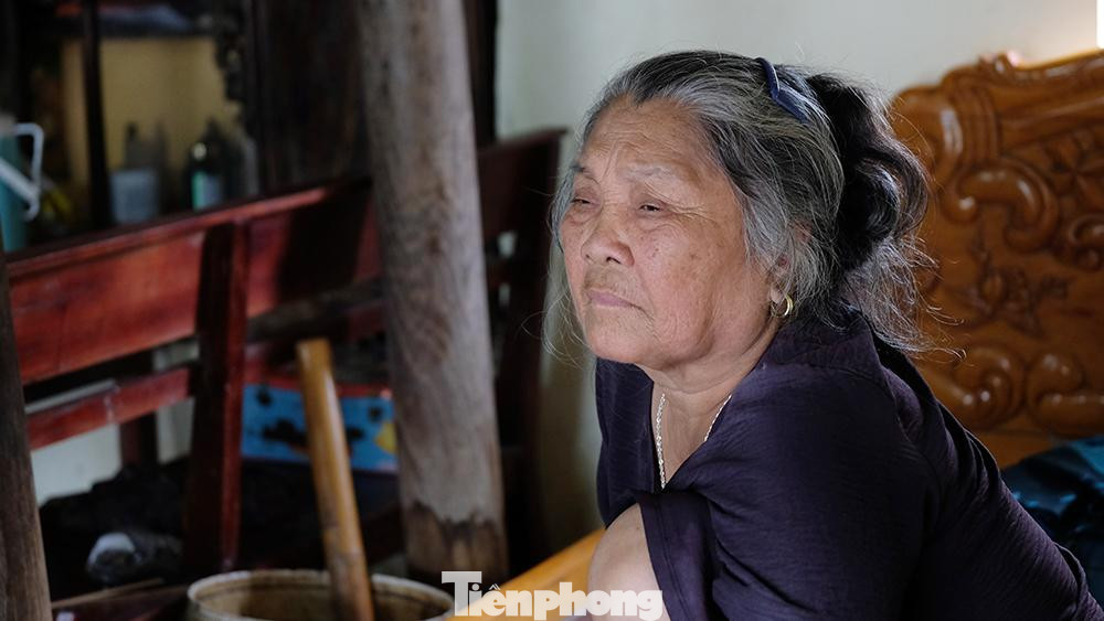 Bà Nụ (74 tuổi) ở địa chỉ 61, tổ 1 khu Bùi Xá (chương Mỹ, Hà Nội) ngồi trên giường đợi nước rút.