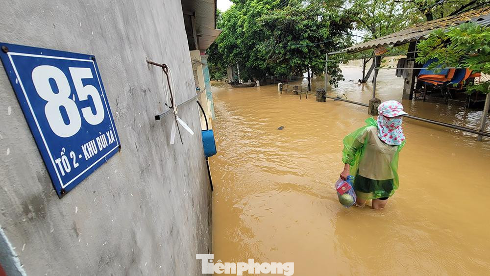 Sinh hoạt của người dân bị đảo lộn do ngập lụt.