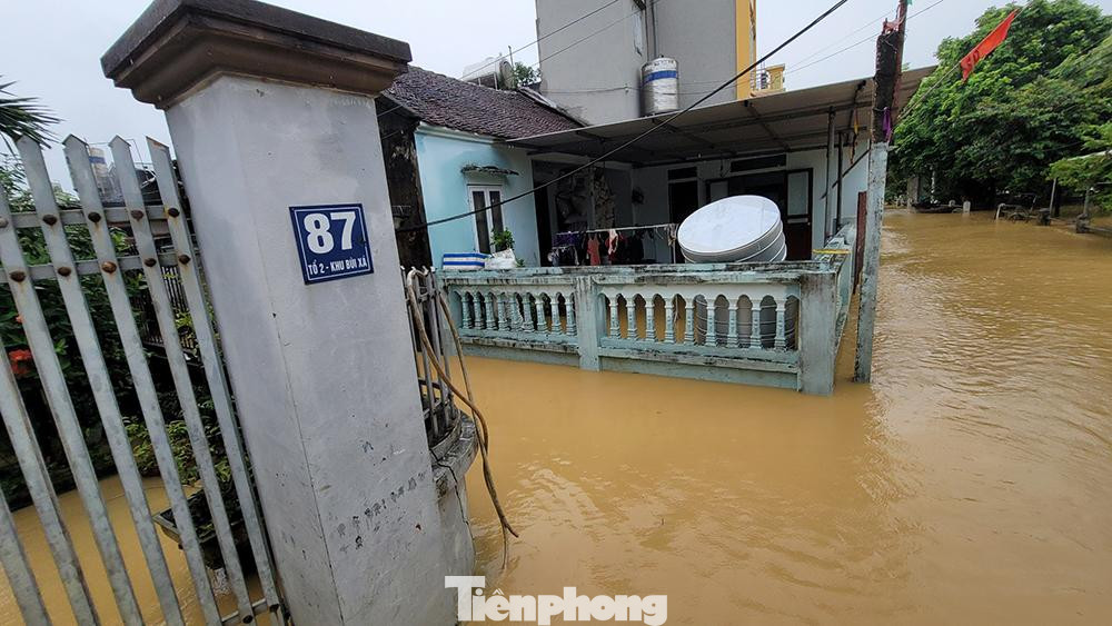 Mọi con đường, ngõ xóm ở Bùi Xá (Chương Mỹ, Hà Nội) đều đang bị ngập trong nước.