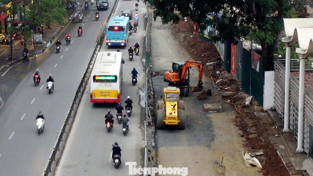 Trái ngược với không khí khẩn trương của các công trình giao thông quan trọng của Thủ đô, hình ảnh vắng vẻ tại công trường khiến người dân sống trong khu vực lo lắng về việc rào chắn bằng tôn trước cửa nhà mình sẽ kéo dài hơn dự kiến.