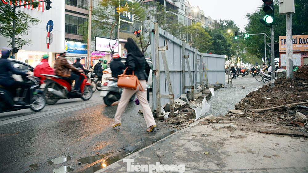 Rào chắn dọc công trình chiếm phần lớn lòng đường, vỉa hè của đoạn phố Chùa Bộc - Phạm Ngọc Thạch khiến việc sinh hoạt của người dân phần nào gặp khó khăn.