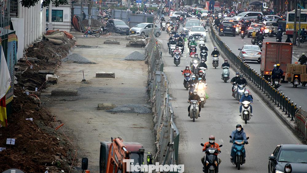 Một đoạn vỉa hè trên phố Chùa Bộc đã được thi công phần cốt nền để mở rộng lòng đường trong thời gian tới.