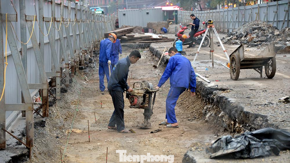 Lượng công nhân ít ỏi đang thi công tại công trường cùng thiết bị máy móc đơn giản tại nút giao Chùa Bộc - Phạm Ngọc Thạch (Hà Nội) trong những ngày qua.