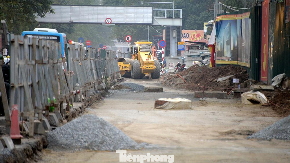 Công trình được thiết kế có cấu nhịp cầu dầm hộp thép liên hợp bản bê tông cốt thép, chiều cao dầm thép 1,2m. Bản mặt cầu dày tối thiểu 180mm, bê tông nhựa Polyme 70mm.