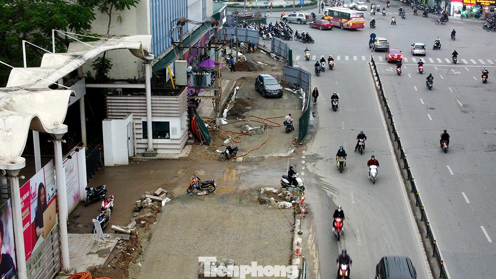 Theo ghi nhận của phóng viên những ngày vừa qua, trên công trường thưa thớt công nhân thi công.