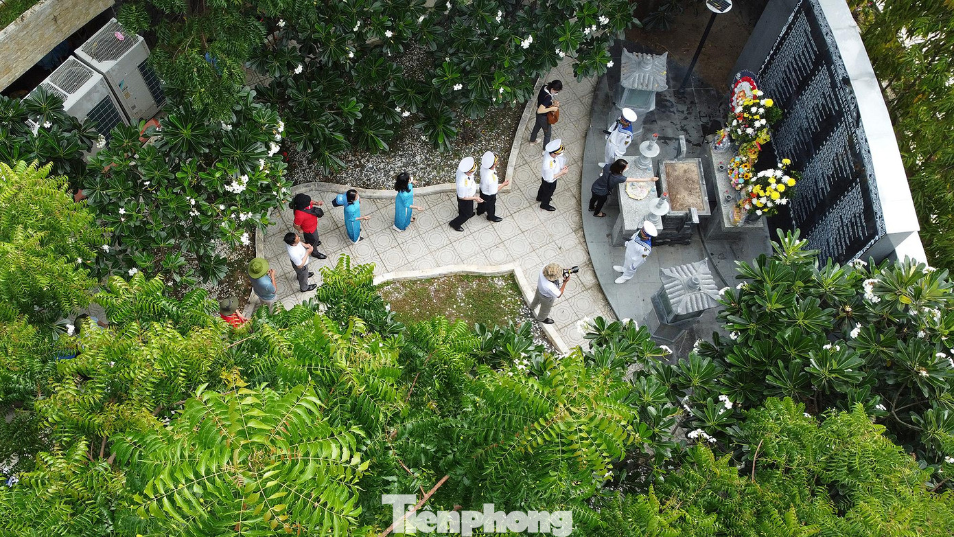 Đại biểu dâng hương tại khu mộ gió tưởng niệm 64 chiến sĩ đã anh dũng hy sinh tại sự kiện Gạc Ma năm 1988.