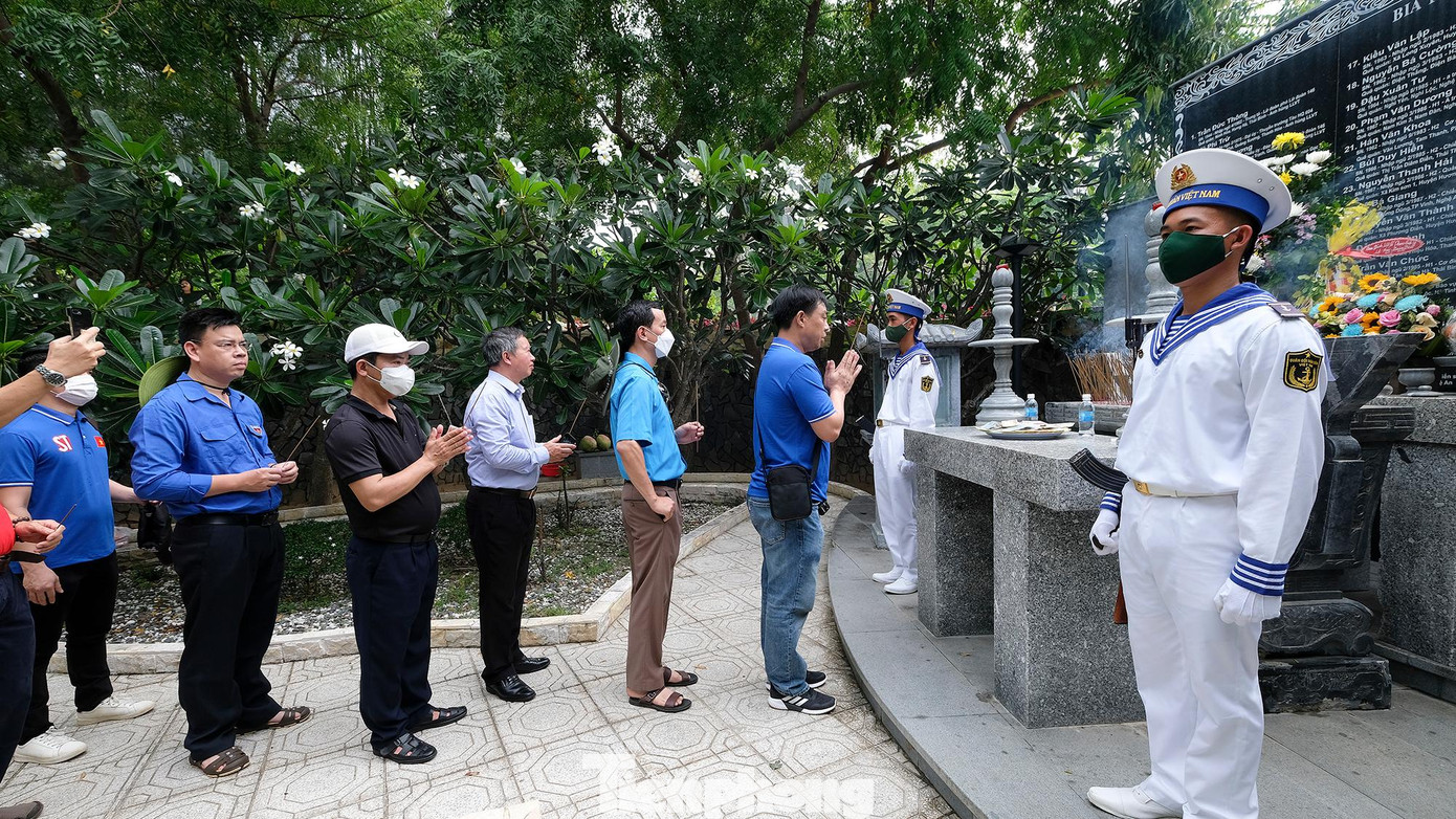 Đại biểu dâng hương tưởng nhớ các chiến sĩ Gạc Ma trong chuyến công tác thăm và làm việc tại quần đảo Trường Sa và nhà giàn DK1 của Đoàn công tác số 6 - năm 2022