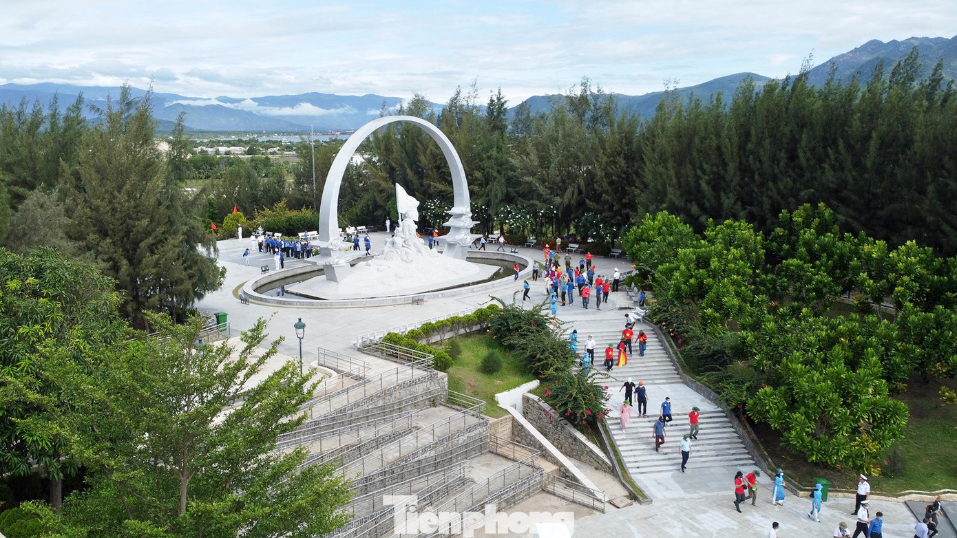 Sau lễ dâng hương, dâng hoa, các đại biểu của Đoàn công tác số 6 đã tham quan quần thể khu tưởng niệm các chiến sĩ Gạc Ma.