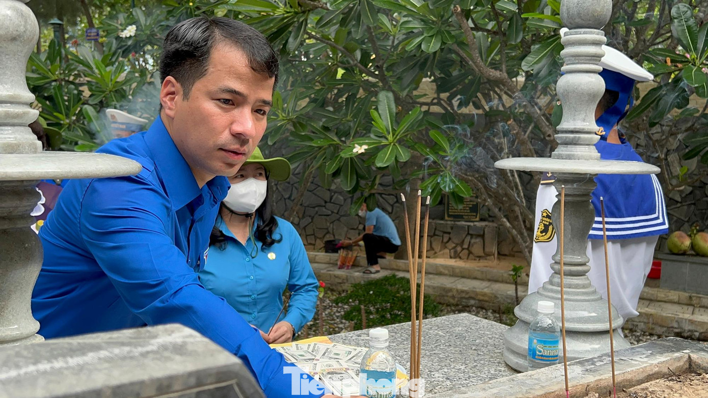 Anh Ngô Văn Cương, Bí thư T.Ư Đoàn - Phó Trưởng đoàn công tác số 6 dâng hương tưởng niệm các chiến sĩ Gạc Ma