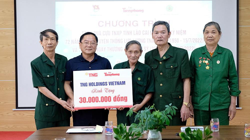 30 trong 34 phần quà trao tặng cựu tnxp tỉnh Lào Cai được trích ra từ khoản kinh phí 50 triệu do Tập đoàn TNG (TNG Holdings Vietnam trao tặng).