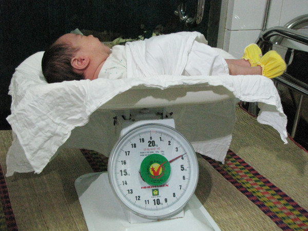 Sau năm ngày rời xa mẹ, bé Trường lớn thêm một chút. Sáng nay, cháu nặng 3,8kg. Ảnh: Lãng Phong