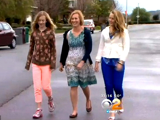 Ngay cả khi hai cô con gái mặc quần áo khác khi ở trường, Tara cũng không thể nhận ra chúng. Ngay cả khi hai cô con gái mặc quần áo khác khi ở trường, Tara cũng không thể nhận ra chúng