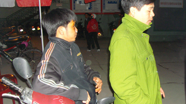 Tại sân Bệnh viện Đa khoa Cửa Đông, ông Thắng (người mặc áo đen) chờ xe áp giải về trụ sở Cơ quan điều tra