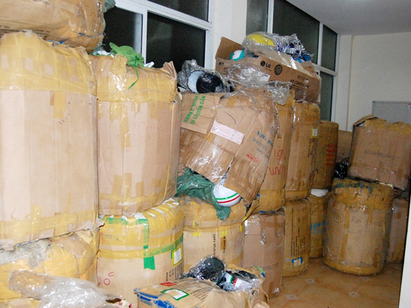 6.000 mũ bảo hiểm giả này được nhập với giá chỉ 10.000đ/chiếc. 6.000 mũ bảo hiểm giả này được nhập với giá chỉ 10.000đ/chiếc