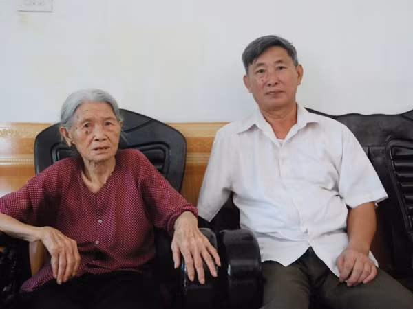 Mẹ Lụt và anh con trai thương binh. Ảnh: X.B