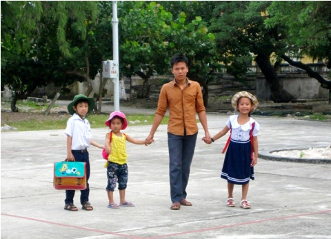 Thầy giáo Lê Xuân Quyết đón học trò đến lớp