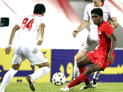 U23 Singapore (áo đỏ) đã sẵn sàng cho SEA Games