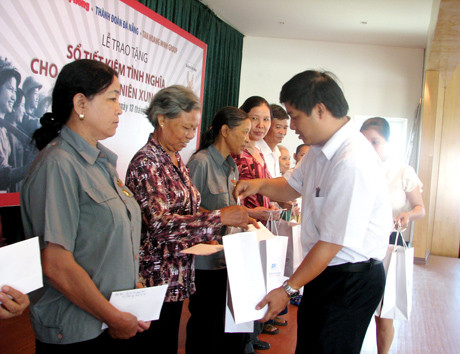 Anh Lương Nguyễn Minh Triết – Bí thư Thành Đoàn Đà Nẵng trao quà cho cựu TNXP Đà Nẵng. Anh Lương Nguyễn Minh Triết – Bí thư Thành Đoàn Đà Nẵng trao quà cho cựu TNXP Đà Nẵng