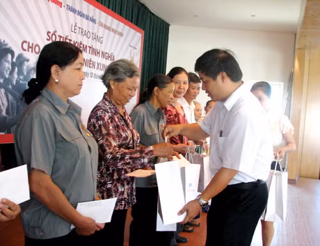 Anh Lương Nguyễn Minh Triết – Bí thư Thành Đoàn Đà Nẵng trao quà cho cựu TNXP Đà Nẵng