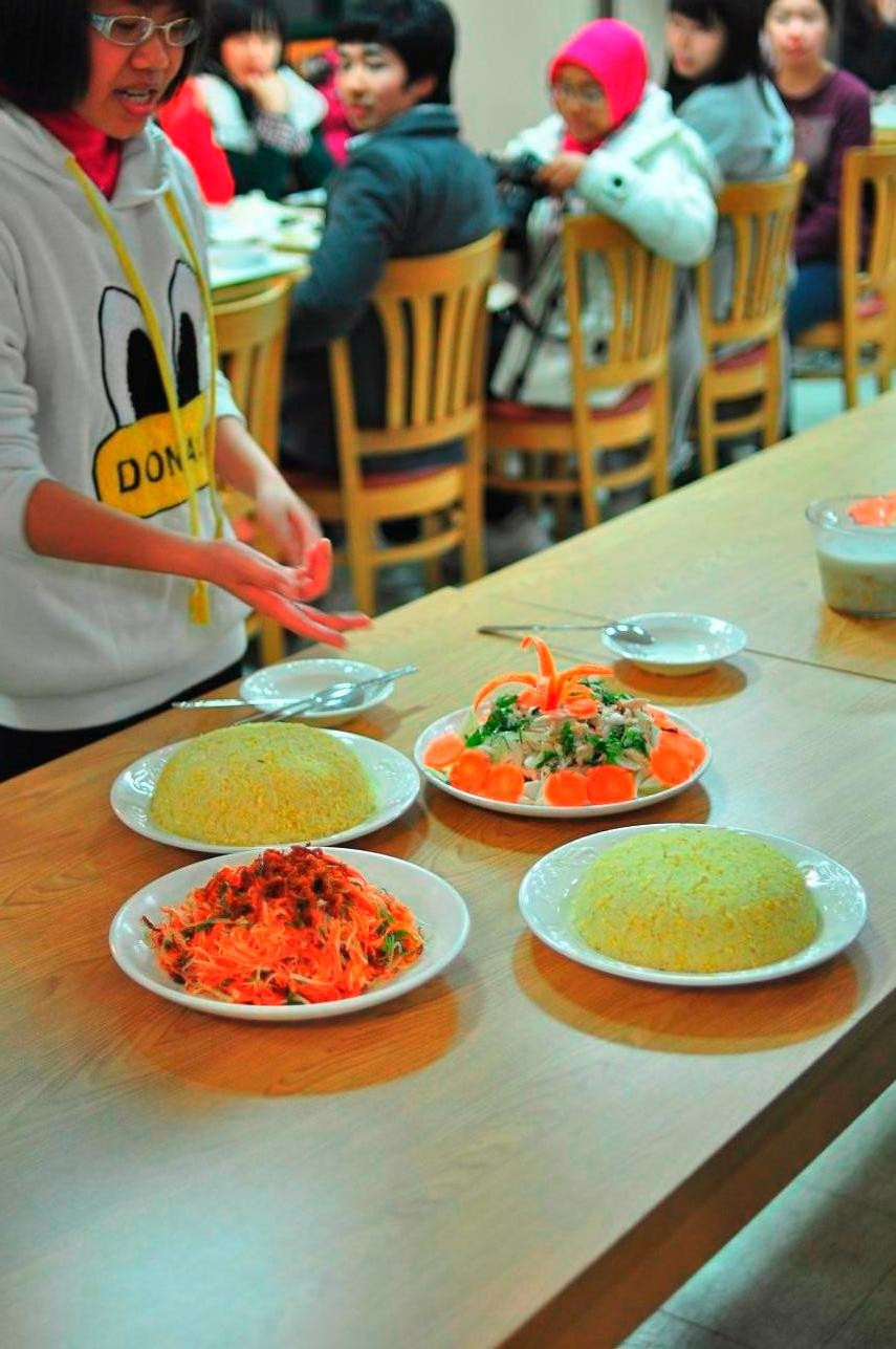 Nhiều món cổ truyền được nấu nướng để cúng đêm giao thừa