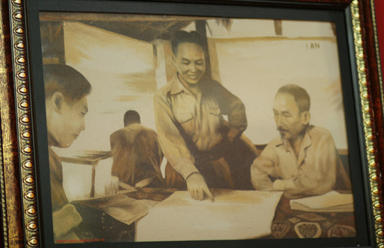 Chủ tịch Hồ Chí Minh và Đại tướng nghiên cứu tác chiến Đông Khê - chiến dịch Biên giới (1950)